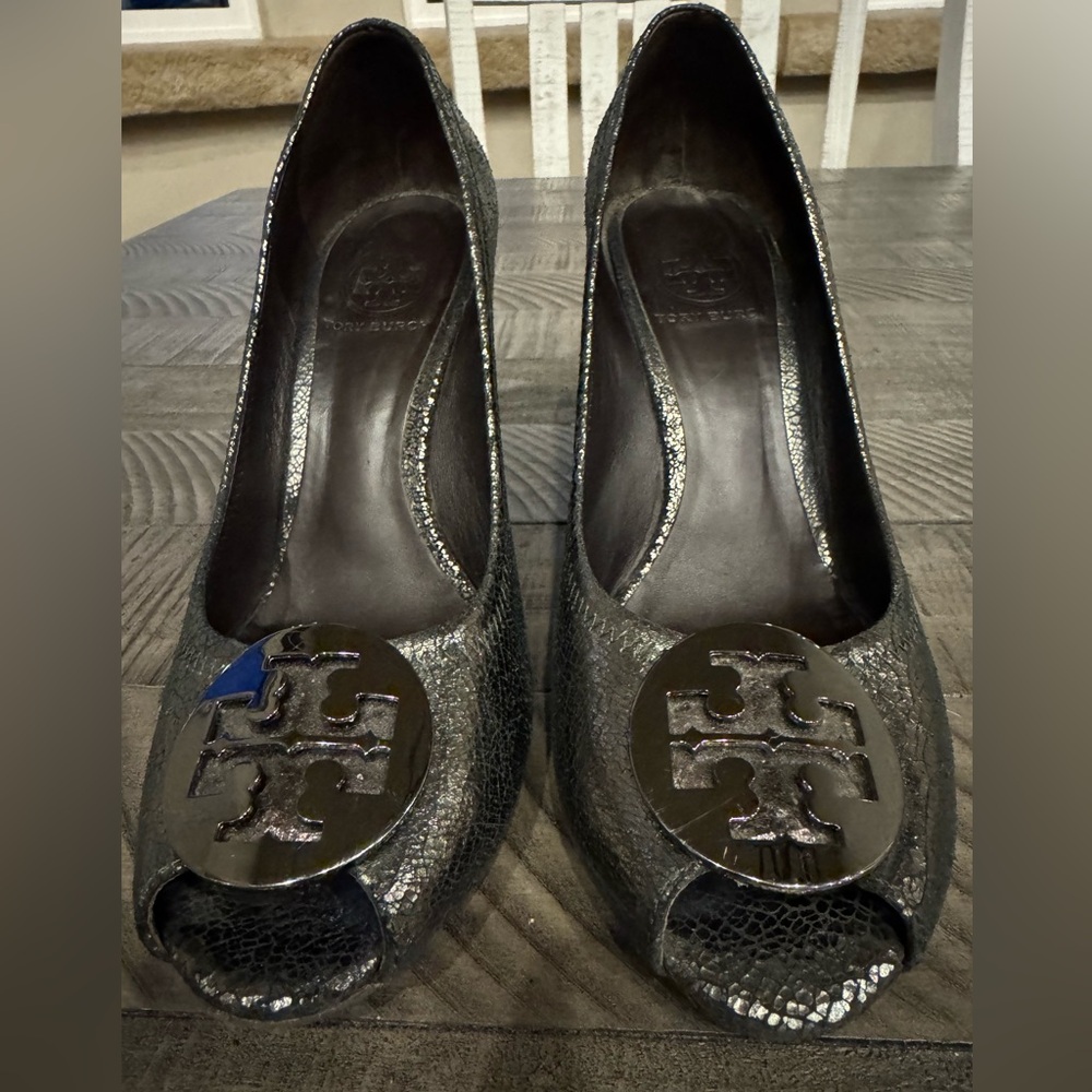 Tory Burch Metallic Silver Logo Sally 2 Peep Toe Wedge Pumps Women’s Size 8.5